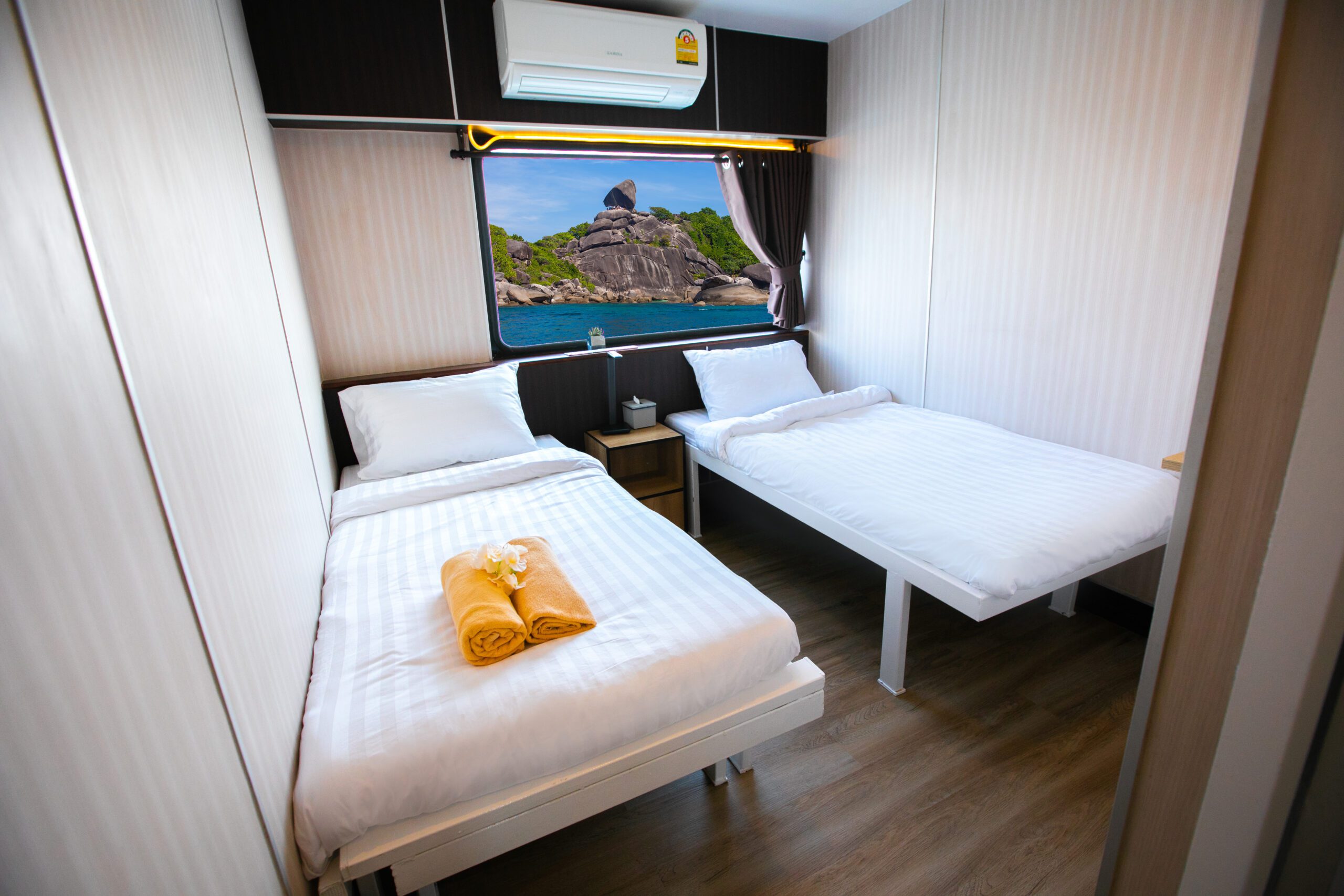 DX5A7163 Twin-bed cabin on MV Koon 9 with a window to the sea